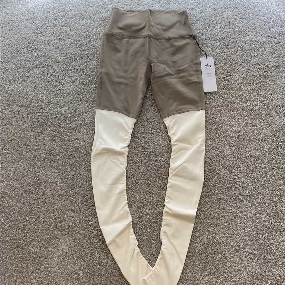 ALO Yoga High Waisted Ribbed Goddess Leggings. Brown and cream. BNWT